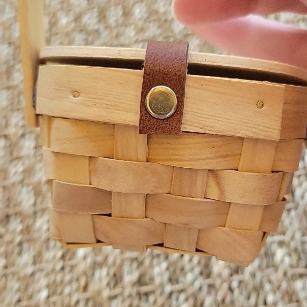 MINIATURE wicker basket with lid and handle. Very cute.